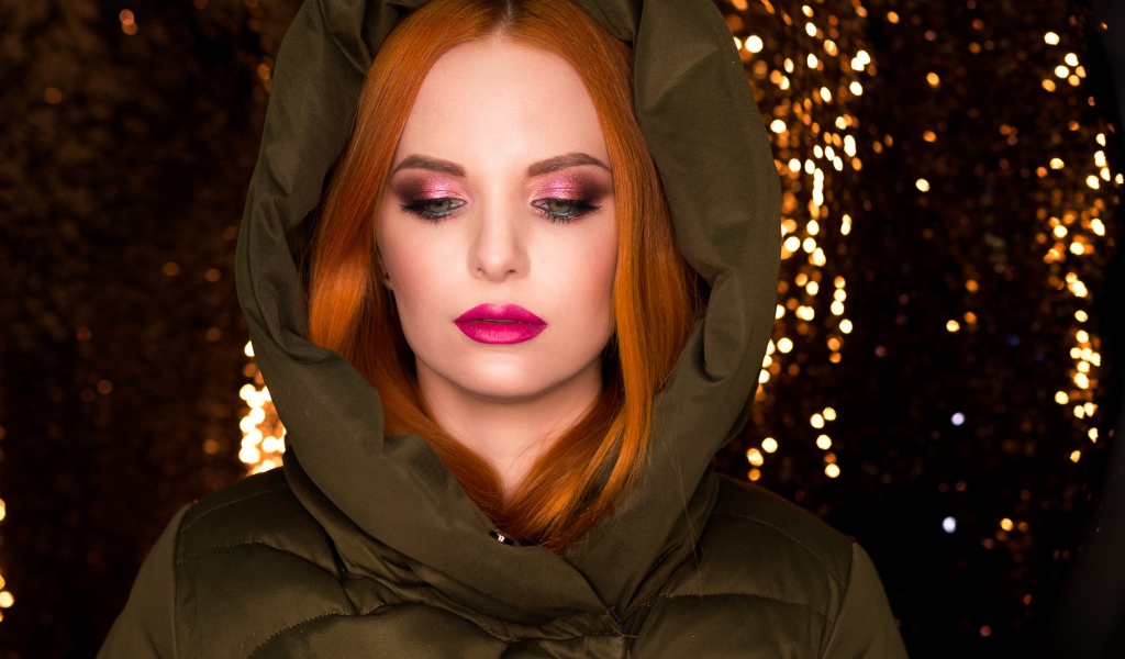 Красивая рыжеволосая девушка в теплой куртке 