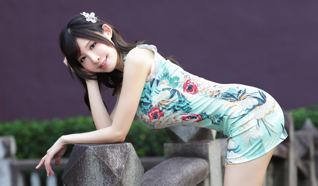 Красивая улыбающаяся девушка азиатка в коротком платье 