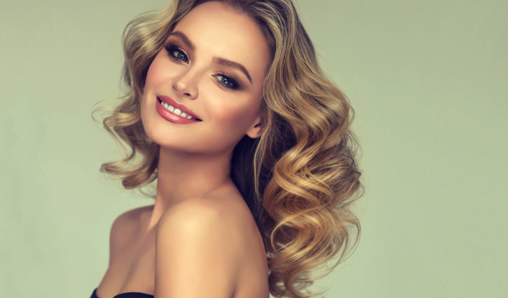 Красивая улыбающаяся блондинка с длинными волосами