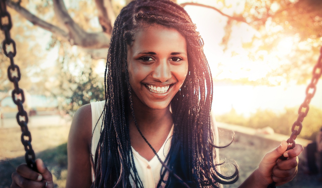 Красивая улыбающаяся девушка с косичками