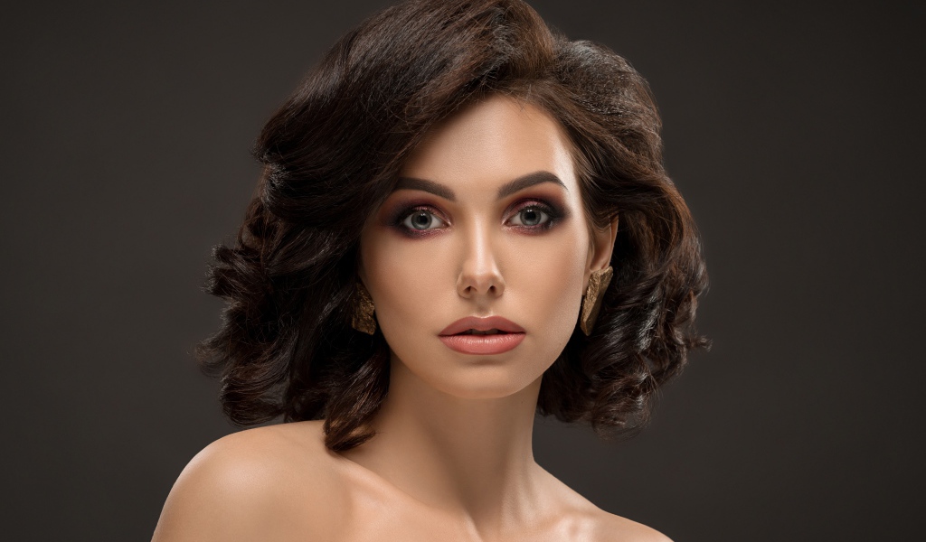 Красивая стильная девушка с прической на голове