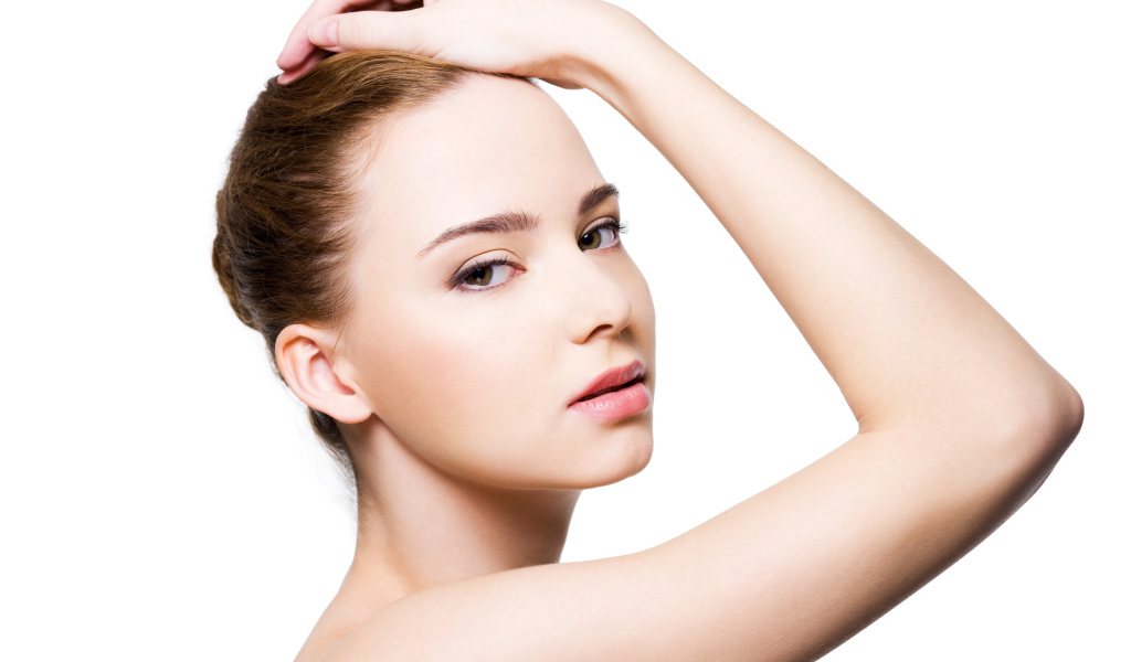 Красивая нежная девушка с рукой в волосах