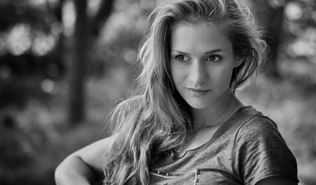 Черно-белое фото красивой девушки 