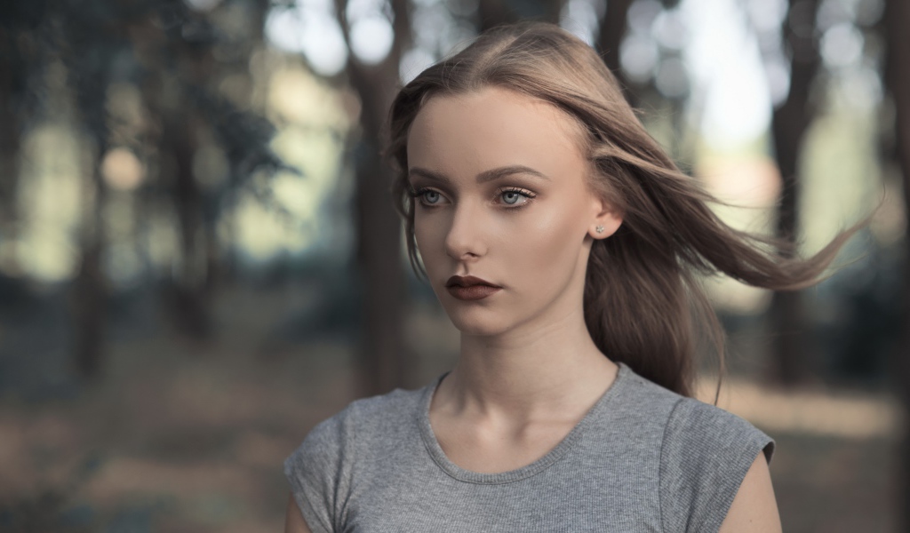 Blue-eyed girl in a gray t-shirt in the park