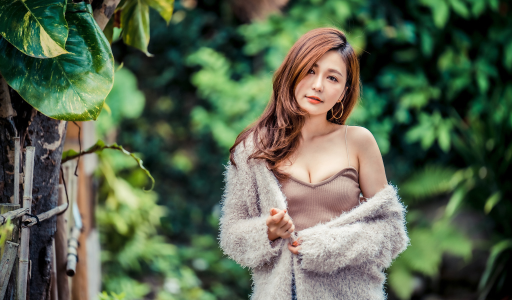 Кареглазая девушка азиатка в теплой кофте 