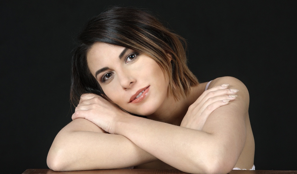 Карие глаза красивой девушки на черном фоне