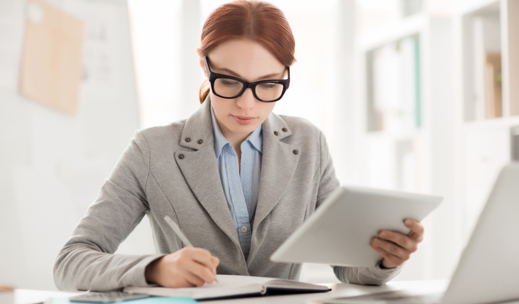 Деловая женщина в костюме за столом 