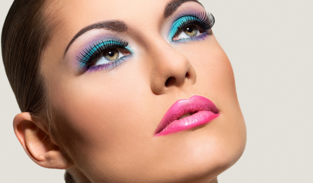 Лицо девушки с ярким макияжем крупным планом