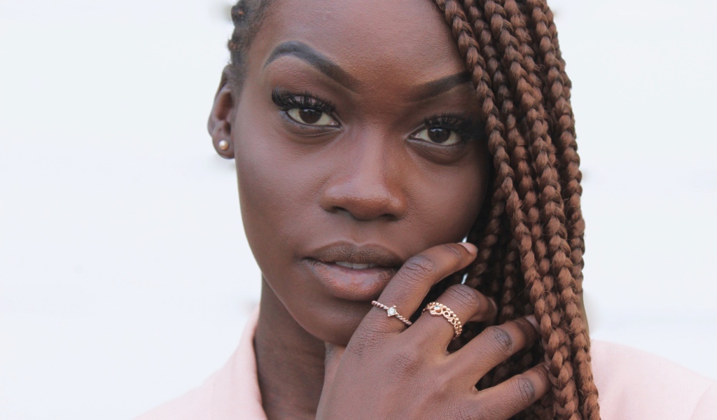 Темнокожая девушка с косичками крупным планом