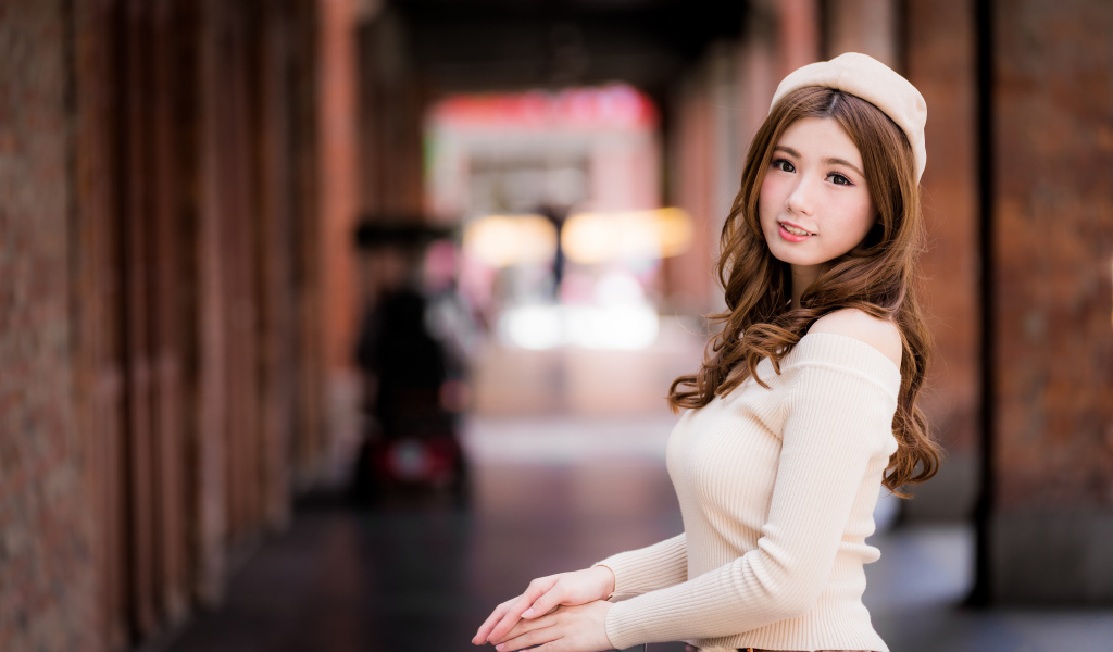 Милая азиатка в берете на вокзале