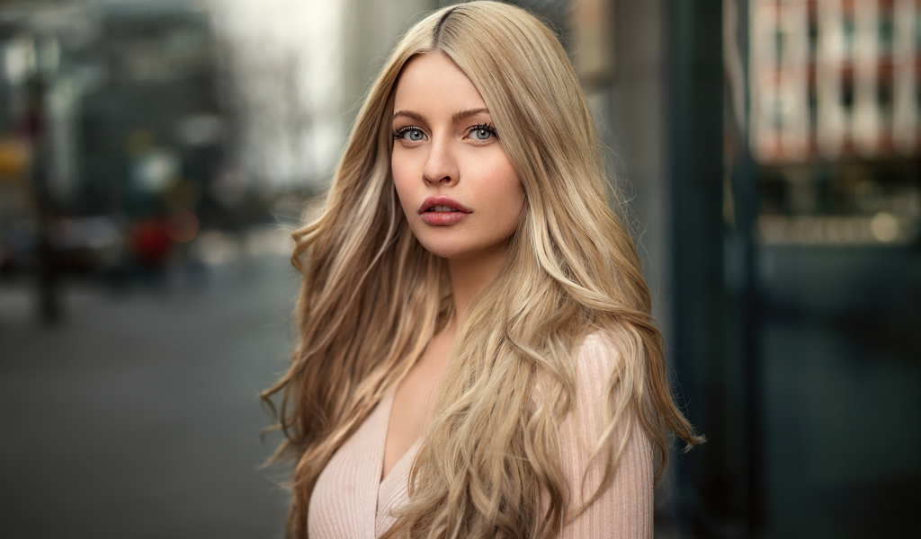 Милая блондинка с серыми глазами 