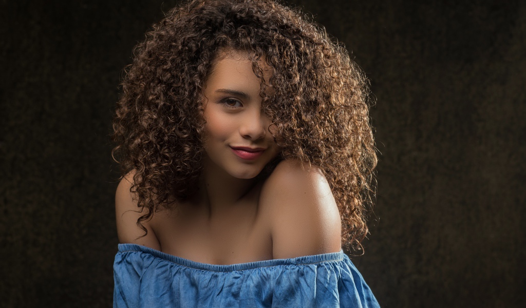 Милая кудрявая девушка в платье