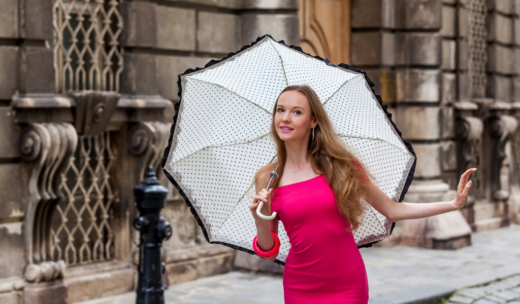 Милая девушка в розовом платье с зонтом в руках 