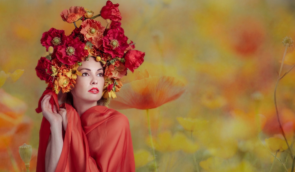Милая девушка с венком из красных маков на голове