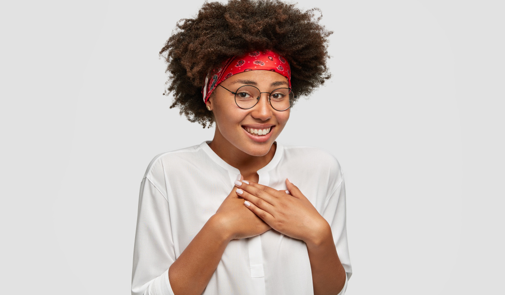 Милая девушка в очках в белой рубашке 