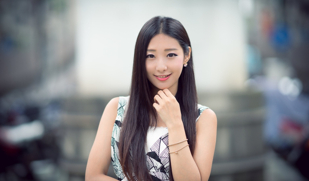 Милая длинноволосая девушка азиатка с красивой улыбкой 
