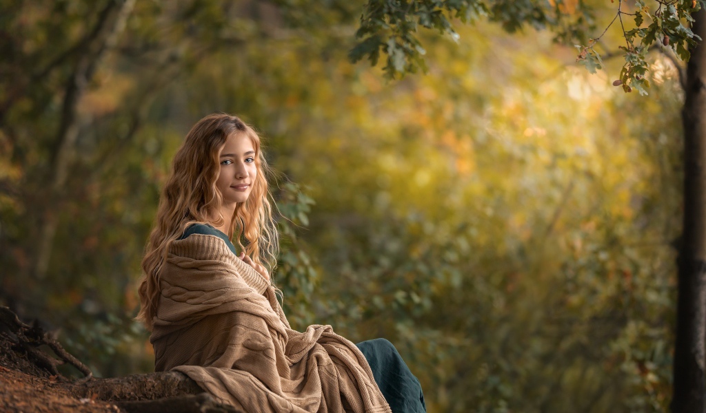 Милая длинноволосая девушка в теплой накидке 