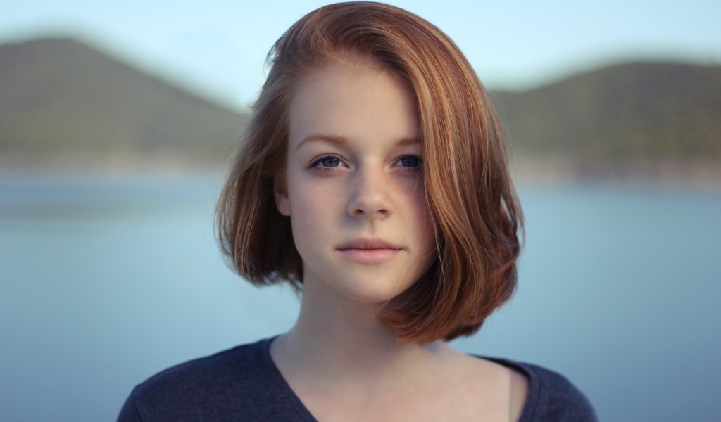 Милая настоящая девушка с короткой стрижкой 