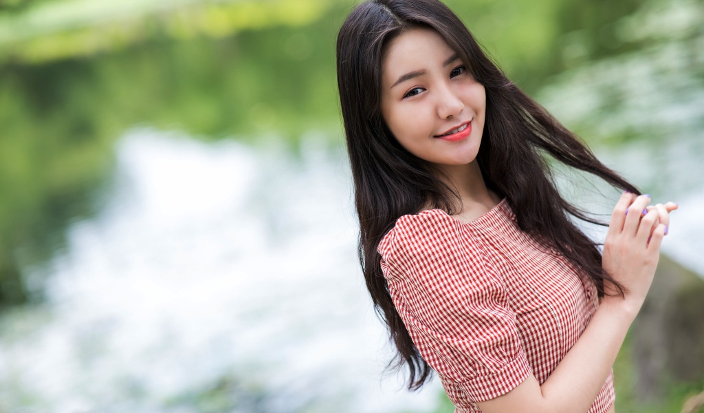 Милая улыбка молодой длинноволосой азиатки