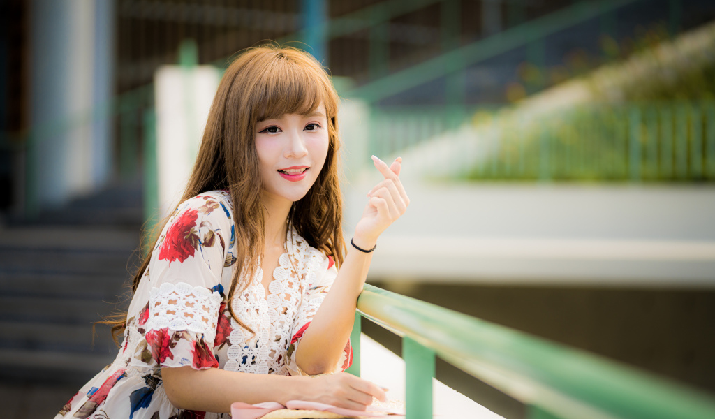 Милая улыбающаяся азиатка в платье 