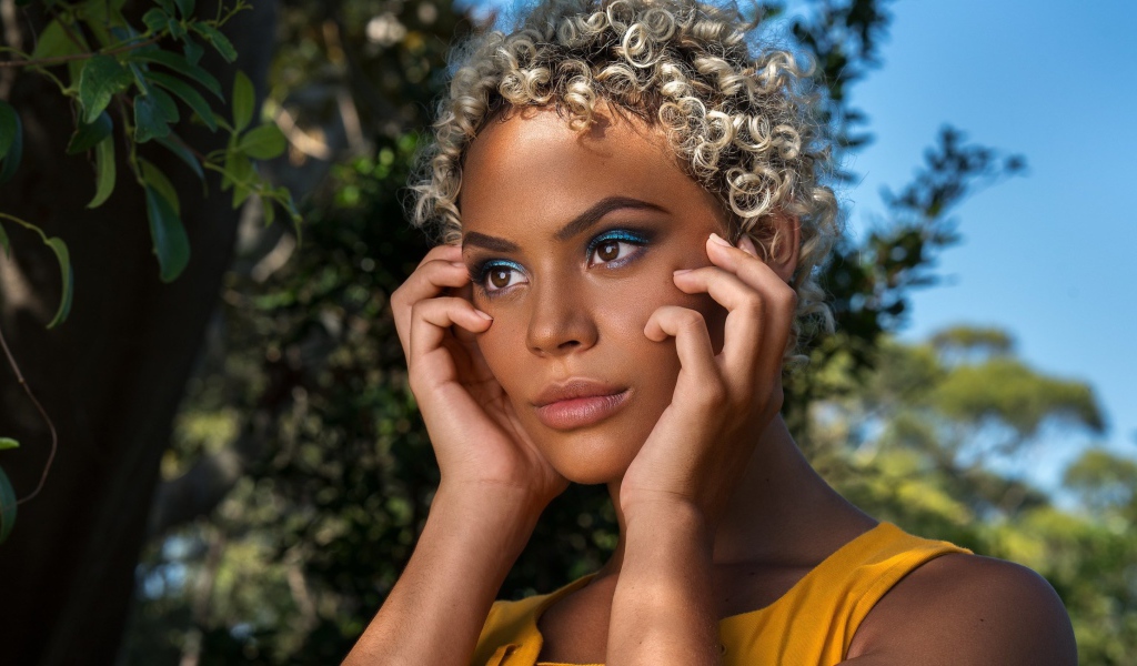 Темнокожая девушка с кудрявыми волосами