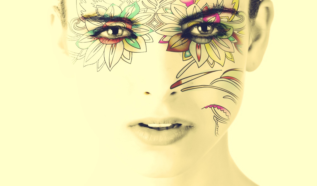 Рисунок на лице у девушки на белом фоне