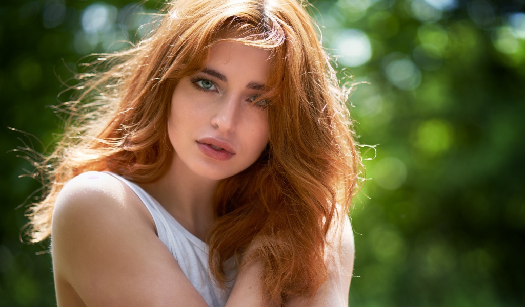 Нежная зеленоглазая девушка с рыжими волосами