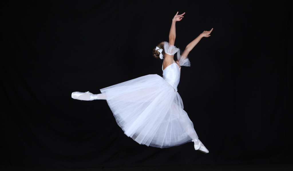 Девушка балерина в белом платье на черном фоне