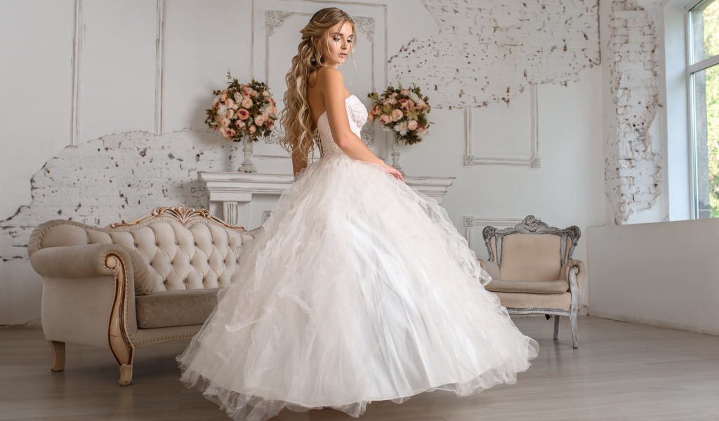 Девушка невеста в красивом белом платье 