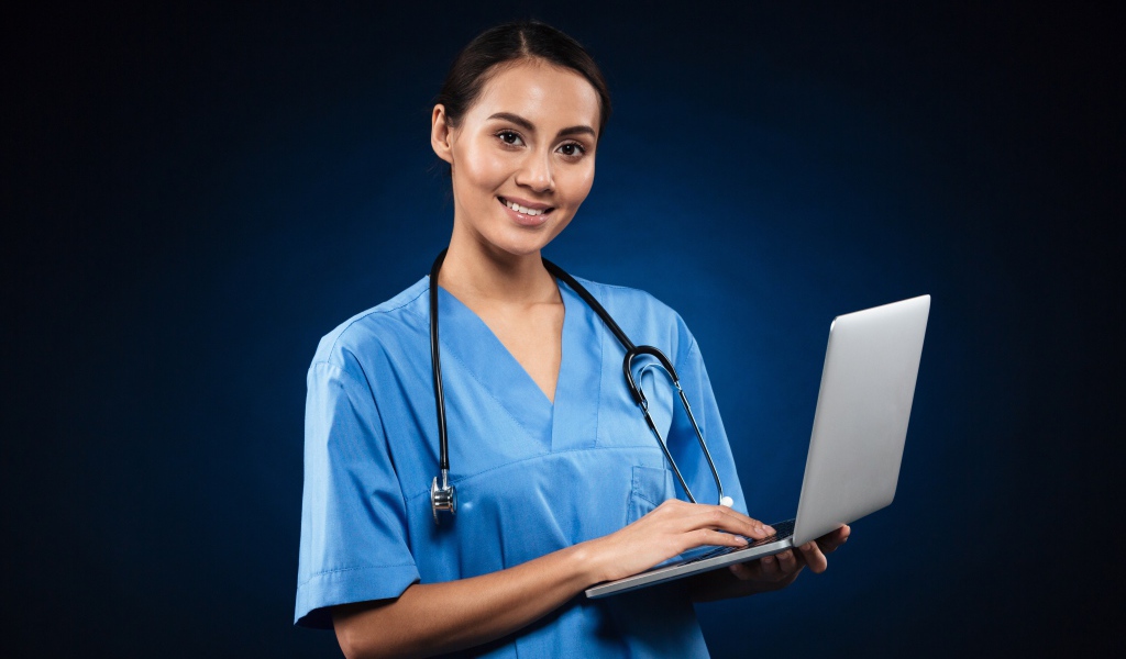 Девушка врач с ноутбуком на синем фоне 