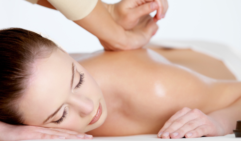 Девушке делают массаж 