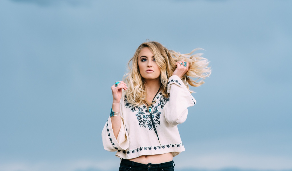 Девушка в красивой рубашке на фоне неба 