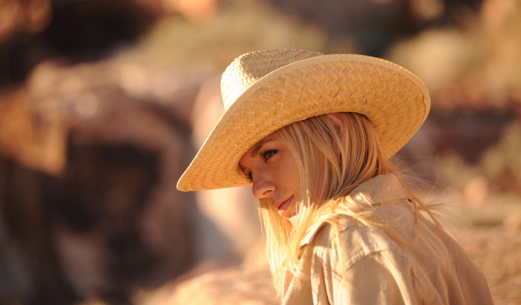 Девушка в ковбойской соломенной шляпе 
