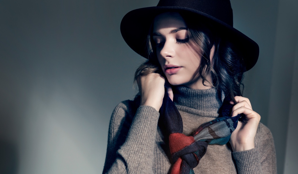 Девушка в сером свитере с платком на шее в черной шляпе