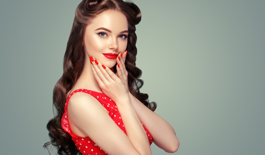 Девушка в красном платье с красивыми длинными волосами