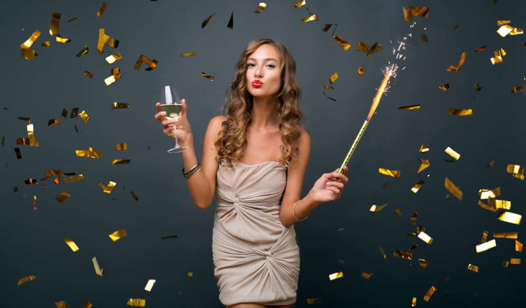 Девушка в коротком платье отмечает праздник 