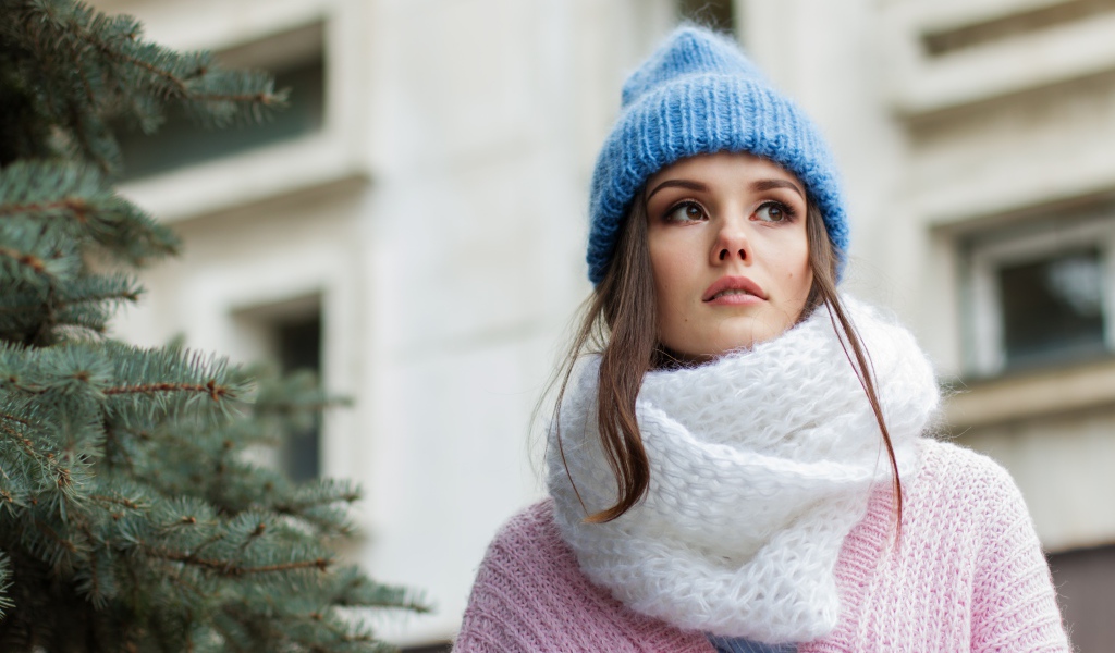 Девушка  в теплой голубой шапке с белым шарфом