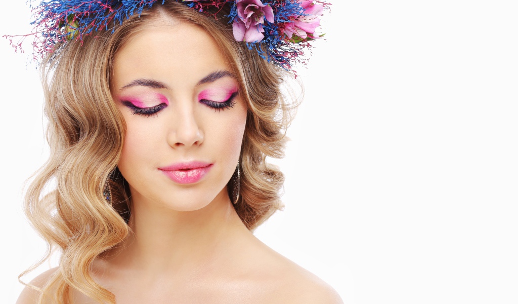 Девушка модель с закрытыми глазами с розовым макияжем на белом фоне