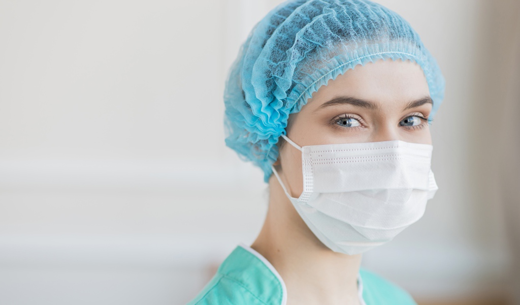 Девушка медсестра в маске в больнице 