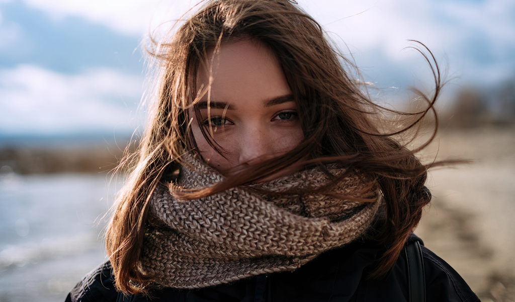 Девушка с теплым вязаным шарфом на лице