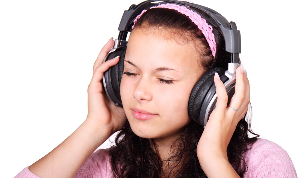 Девушка с закрытыми глазами в наушниках 