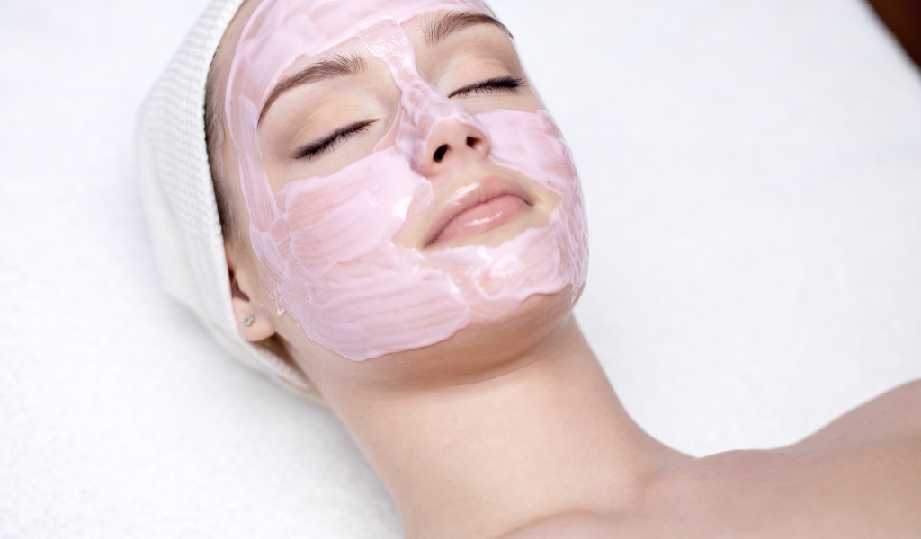 Девушка с закрытыми глазами на столе  у косметолога 