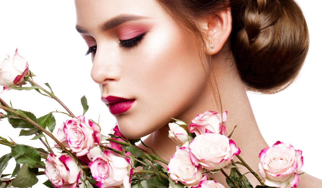 Девушка с нежным макияжем с букетом роз в руках