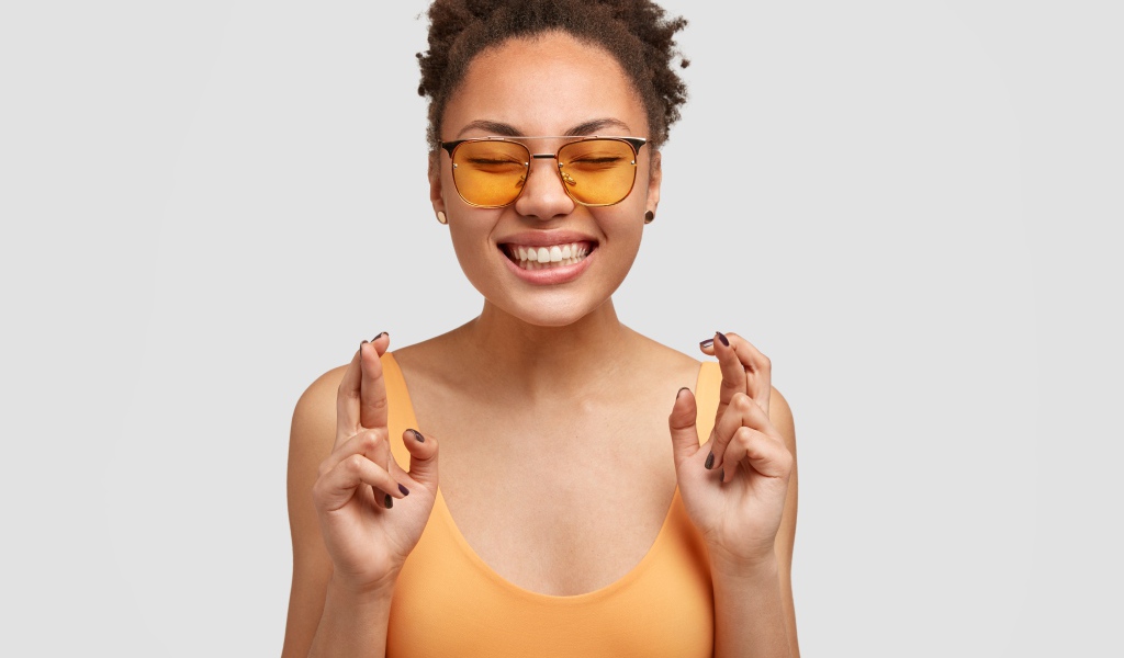 Девушка в очках загадывает желание 