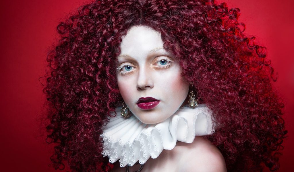 Девушка с красными кудрявыми волосами с белым воротником