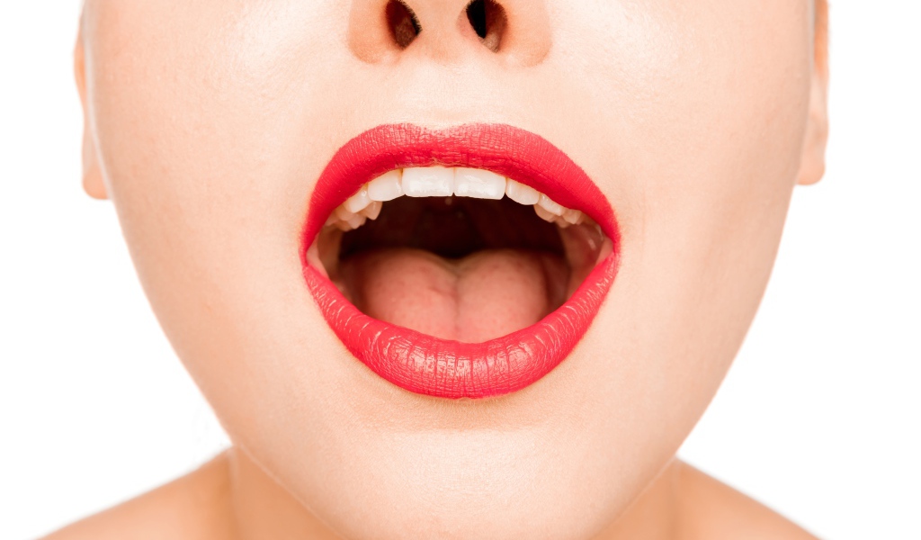 Девушка с красными губами открыла рот 