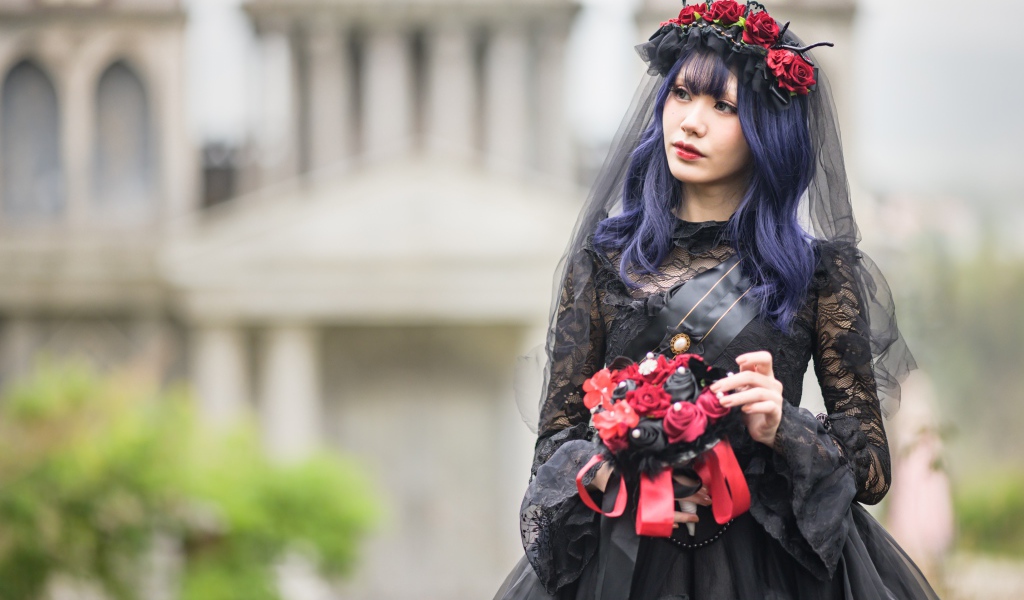 Девушка в черном платье на праздник Хэллоуин 