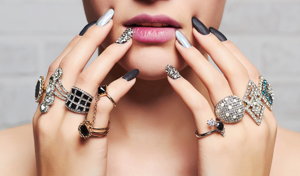 Руки девушки с дорогими кольцами с бриллиантами 