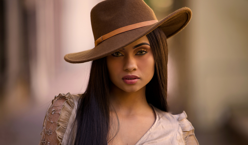 Длинноволосая шатенка в шляпе