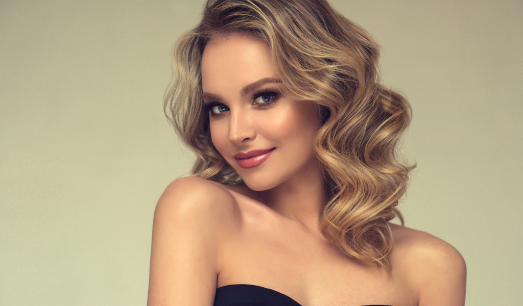 Милая улыбка длинноволосой голубоглазой блондинки